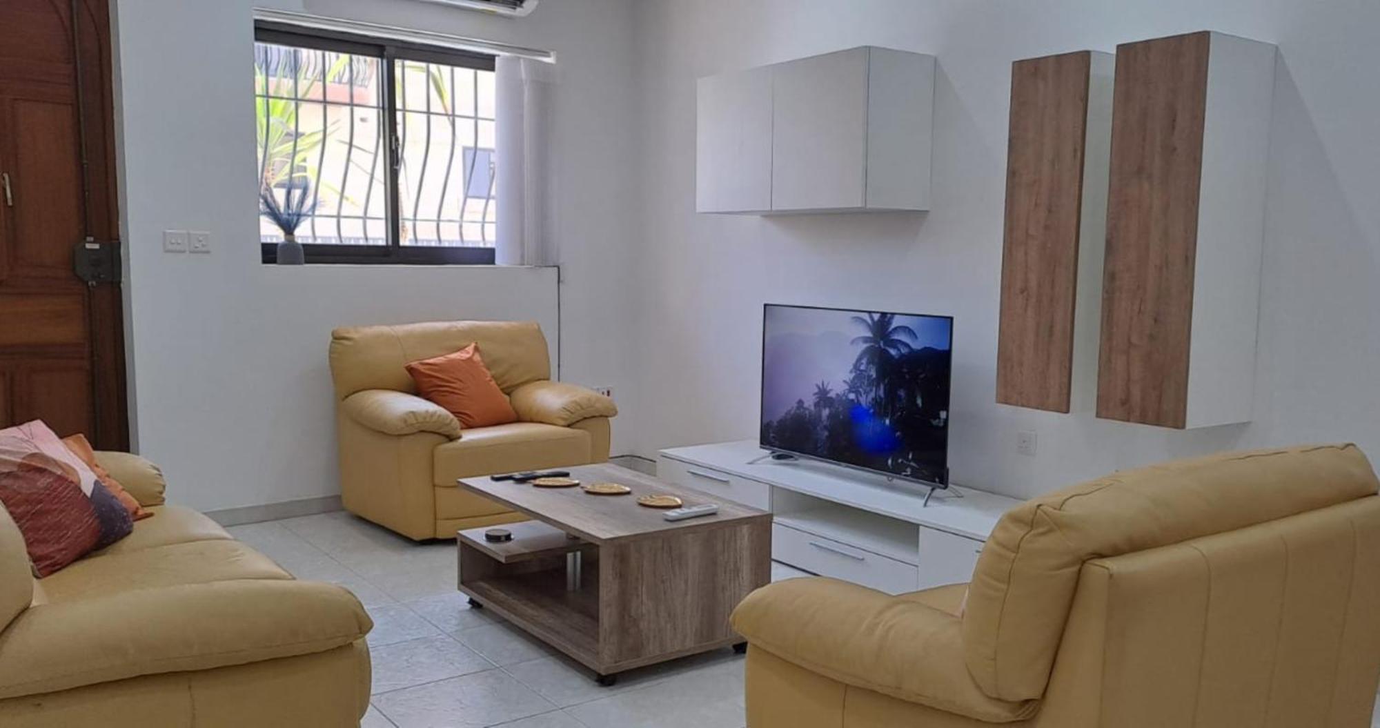 Spacious Getaway In With Terrace & Garage