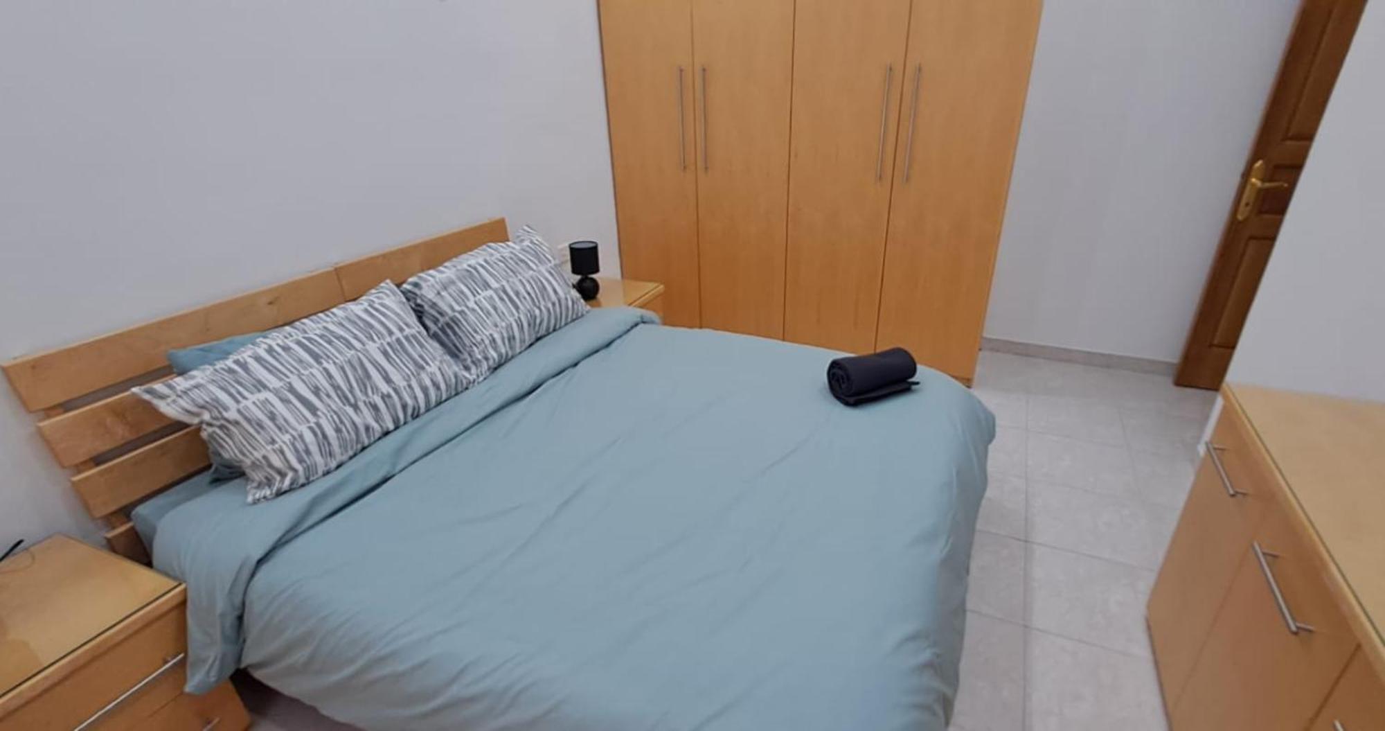Semesterbostad Spacious Getaway In With Terrace & Garage