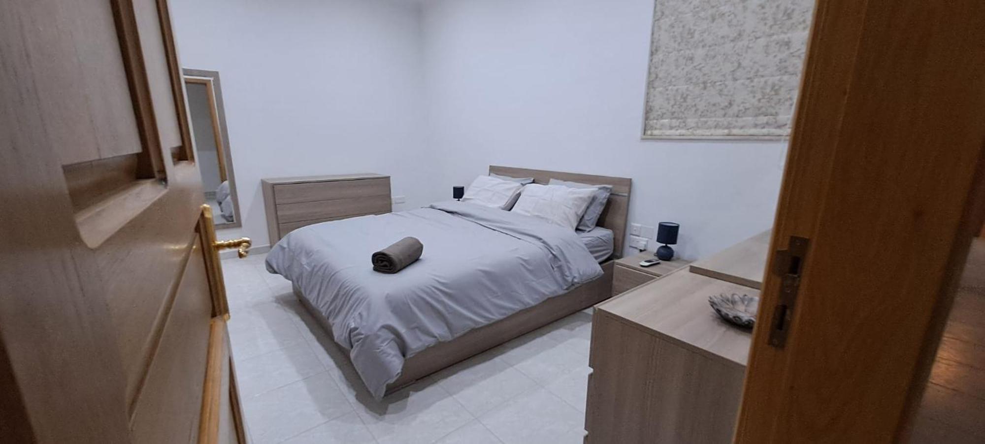 Spacious Getaway In With Terrace & Garage